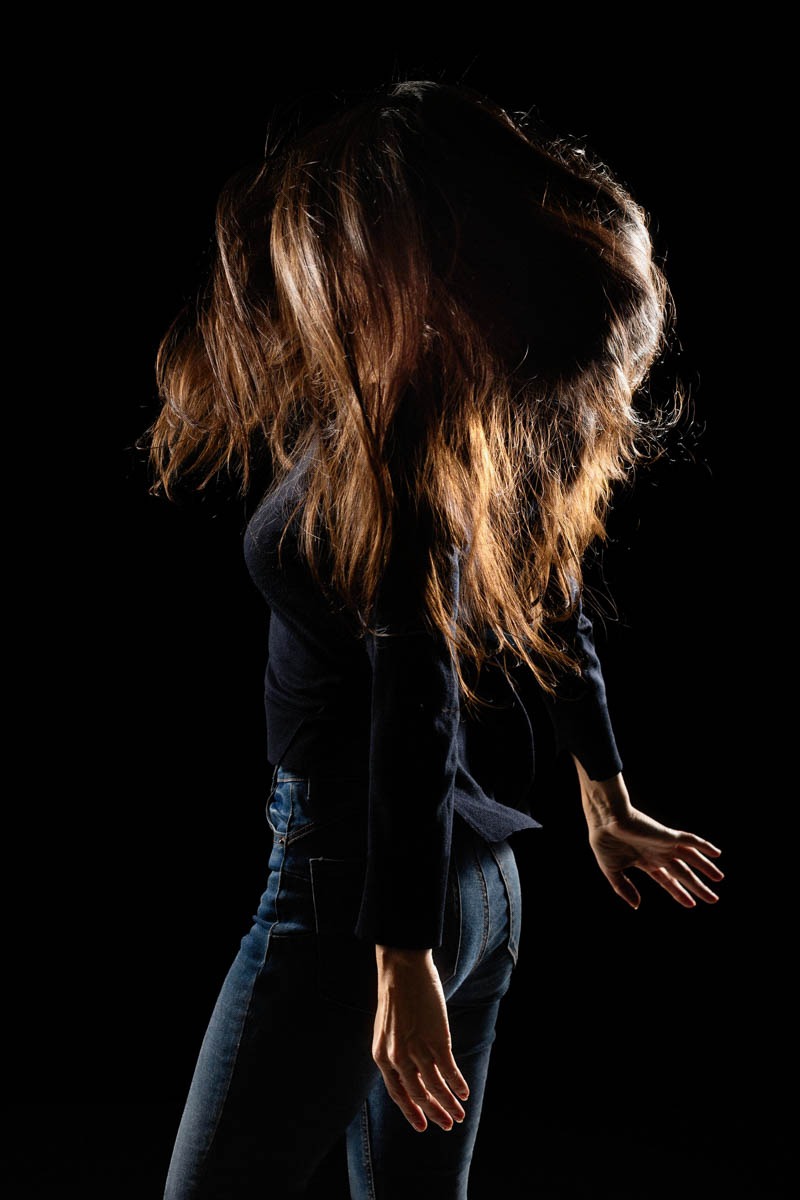 Cinzia Aliotta che danza su sfondo nero