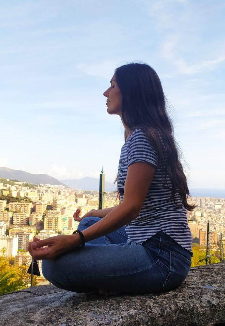 Cinzia Aliotta in meditazione con vista su Genova